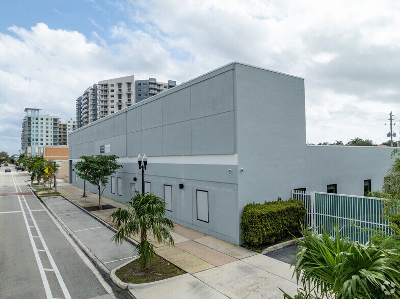 More Photos Of 2216 Hollywood Blvd, Hollywood Schools For Lease