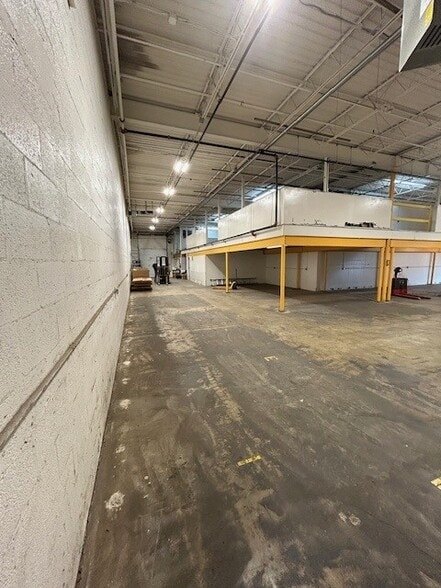 More Photos Of 5255 Port Royal Rd, Springfield Warehouse For Lease