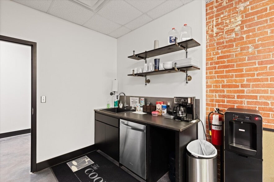 More Photos Of 501 N 3rd St, Longview Office For Sale