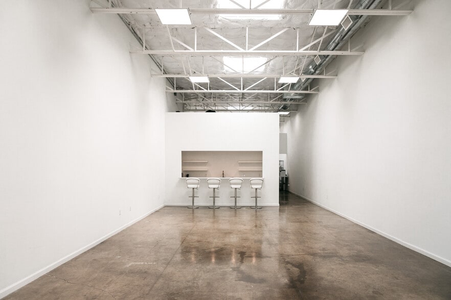 More Photos Of 2251 Vantage St, Dallas Loft Creative Space For Lease