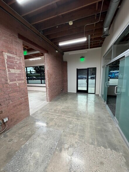 More Photos Of 2558 Overland Ave, Los Angeles Office For Lease