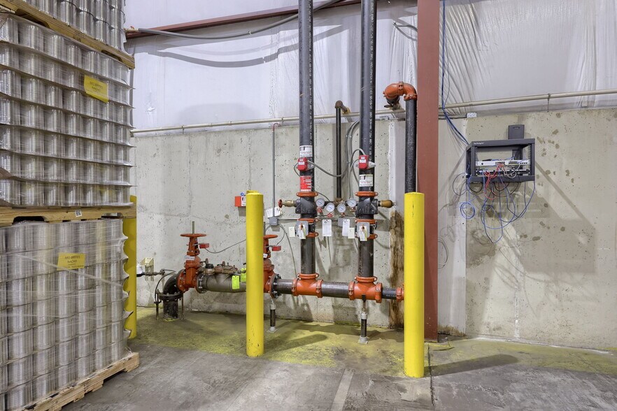 More Photos Of 300 Commerce Dr, New Holland Distribution For Lease