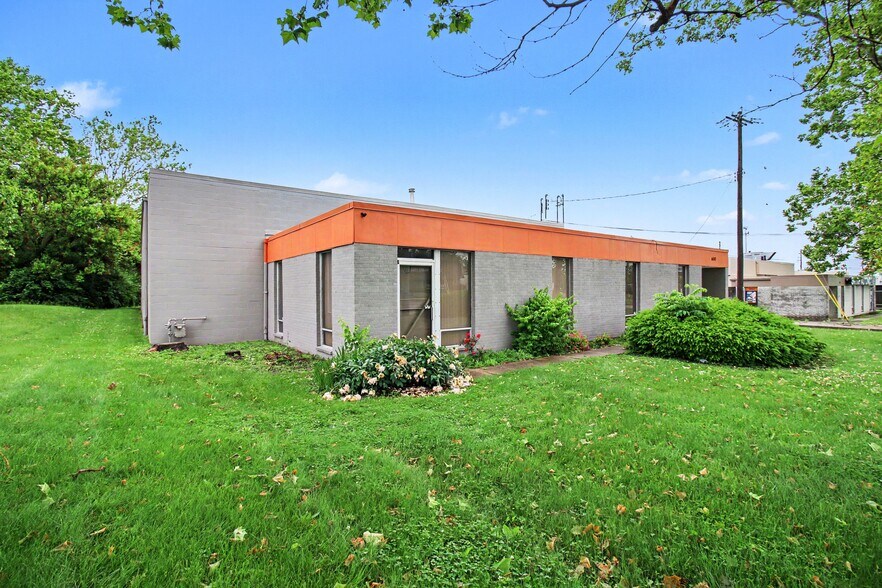 More Photos Of 600 Northland Blvd, Forest Park Warehouse For Sale