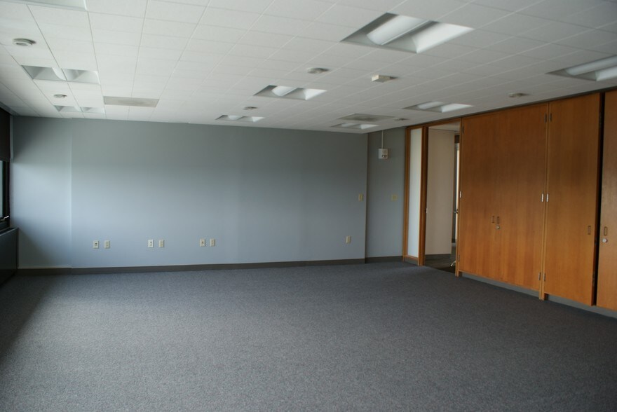 More Photos Of 750 N Lincoln Memorial Dr, Milwaukee Sports And Entertainment For Lease