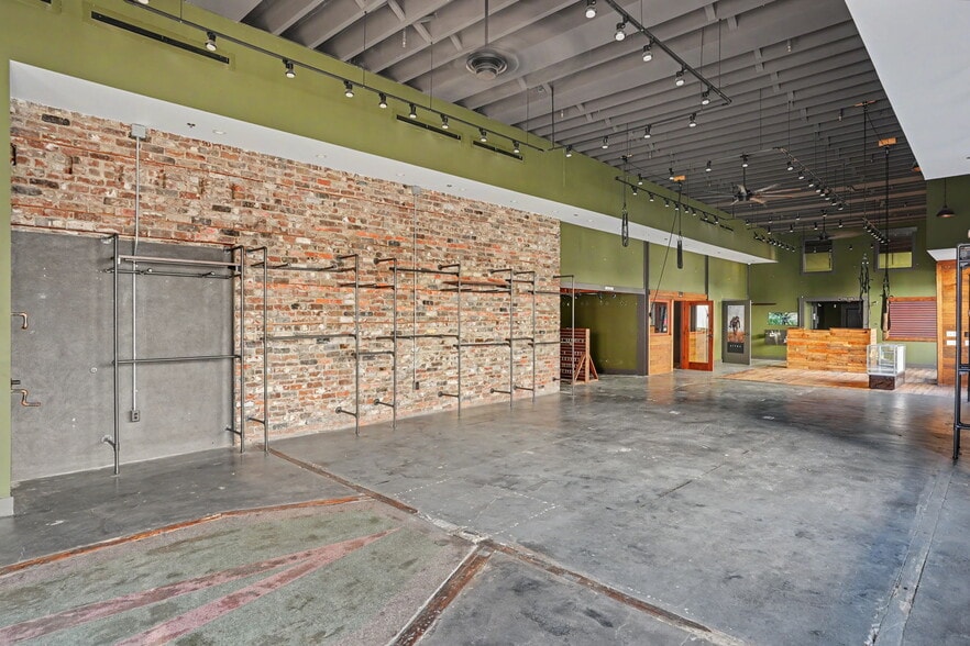 More Photos Of 101 E Broughton St, Savannah Storefront Retail Office For Lease