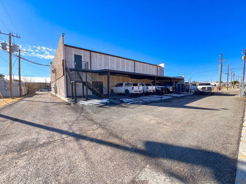 More Photos Of 808 W Indiana Ave, Midland Office For Sale