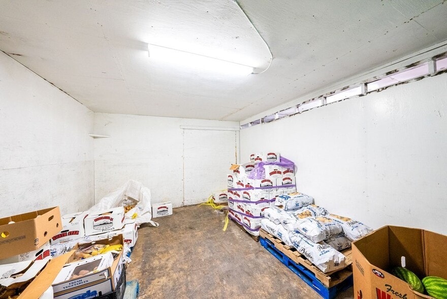 More Photos Of 1100 Water St, Kerrville Warehouse For Sale
