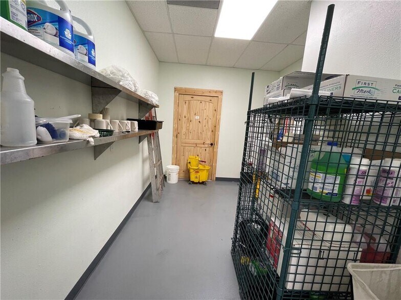 More Photos Of 1002 Victoria, Refugio Restaurant For Sale