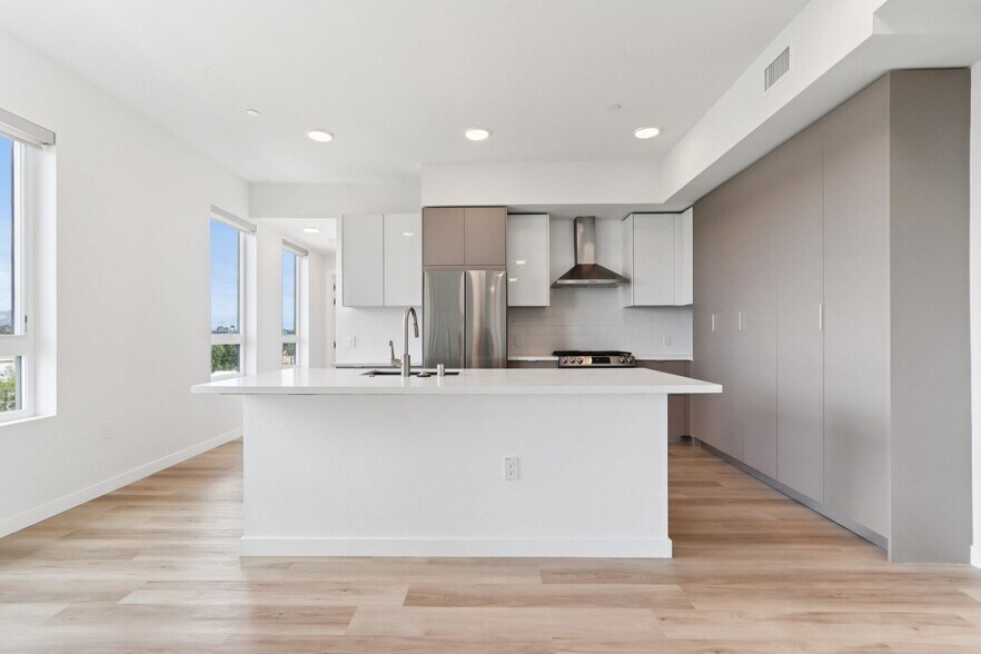 More Photos Of 9900 Venice Blvd, Culver City Apartments For Lease