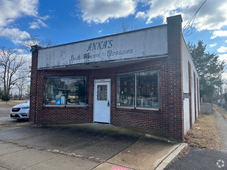 Primary Photo Of 1448 Hornberger Ave, Roebling General Retail For Sale