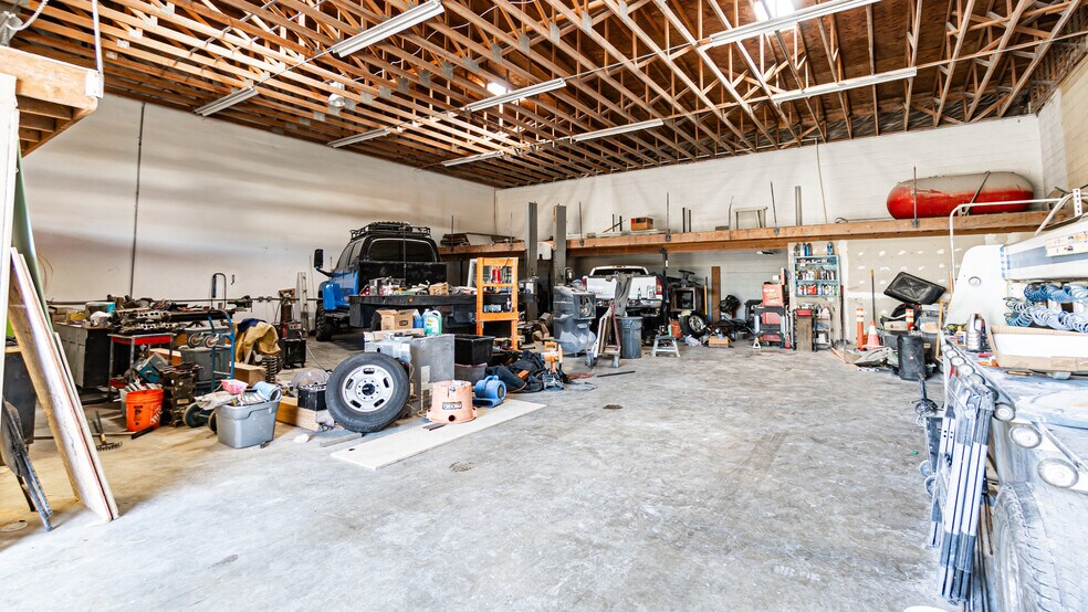 More Photos Of 411 Veile Ave, Beaumont Warehouse For Lease