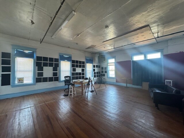 More Photos Of 188 Main St, Burlington Bar For Lease