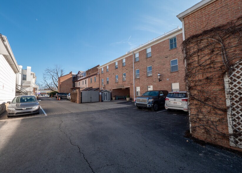 More Photos Of 649 High St, Worthington Storefront Retail Office For Sale