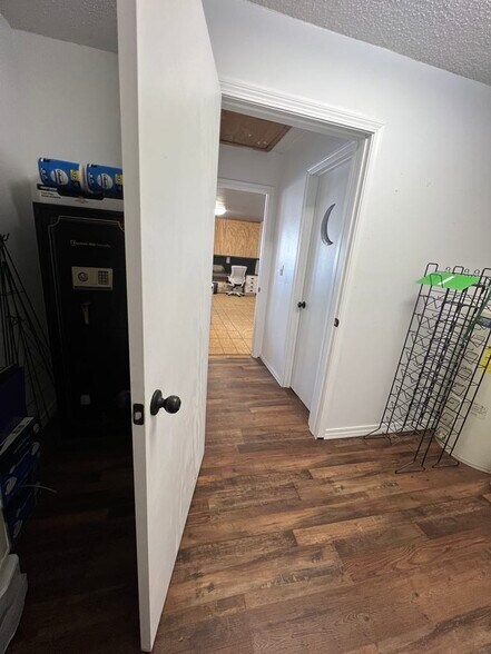 More Photos Of 601 E Schley St, Vian Office For Sale