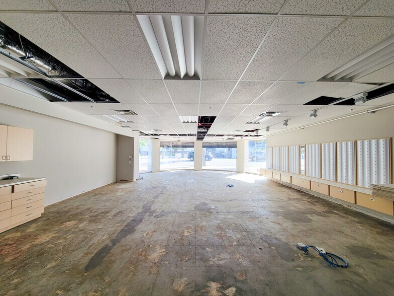 More Photos Of 14755 Ventura Blvd, Sherman Oaks General Retail For Lease