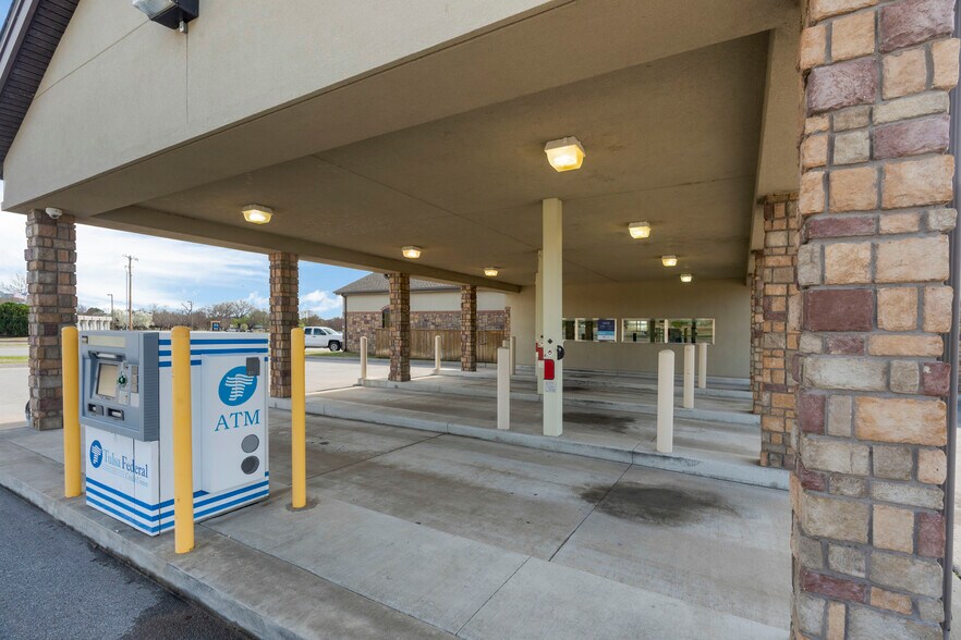 More Photos Of 7447 Riverside Pky, Tulsa Bank For Lease