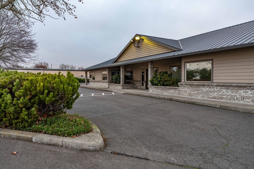 More Photos Of 925 Town Centre Dr, Medford Medical For Lease