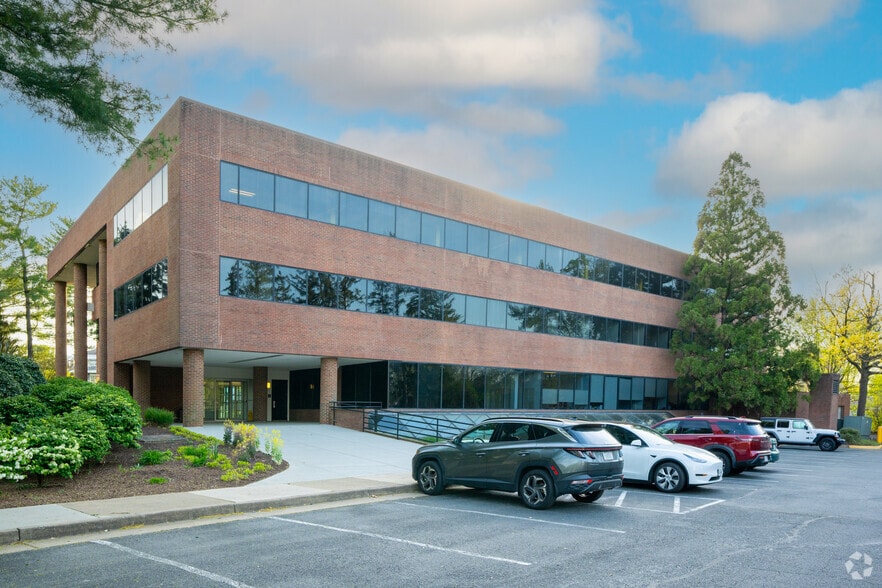 More Photos Of 10521 Rosehaven St, Oakton Office For Lease