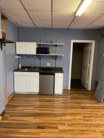 More Photos Of 204-206 E 3rd St, Brookston Showroom For Lease