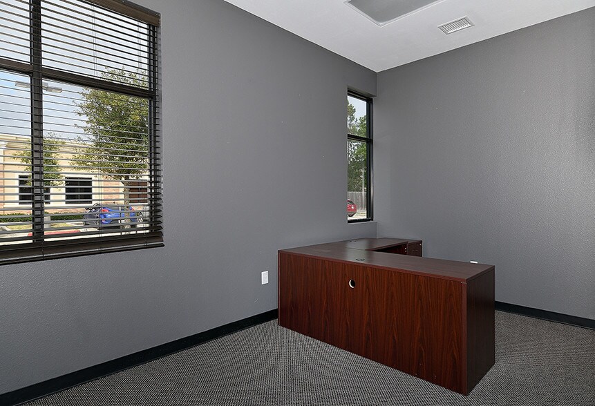 More Photos Of 8101 Kuykendahl Rd, The Woodlands Office For Lease