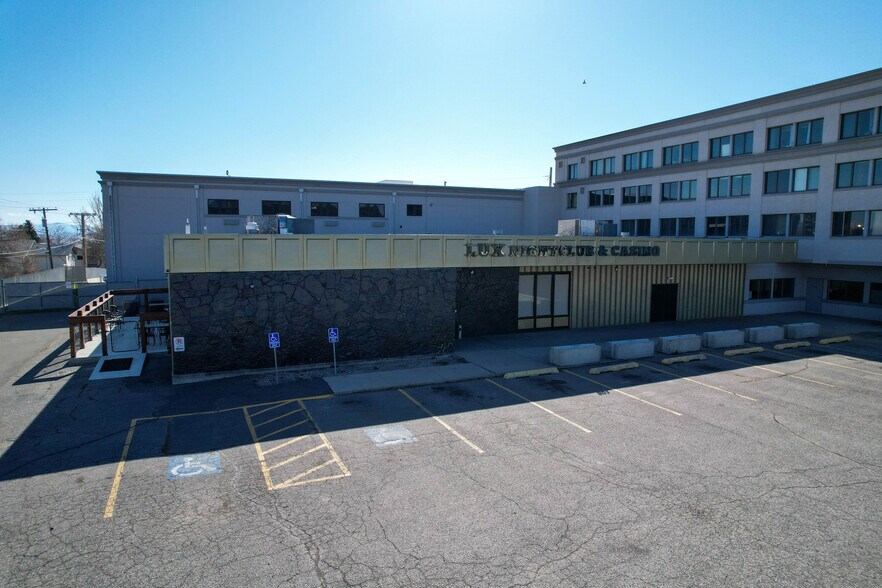 More Photos Of 801 N Fee St, Helena Bar For Sale