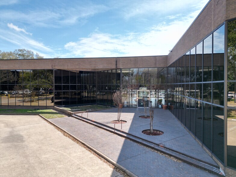 More Photos Of 12727 Featherwood Dr, Houston Medical For Sale