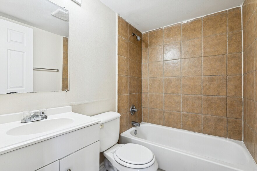 More Photos Of 3300 Garden Oaks Dr, New Orleans Apartments For Sale