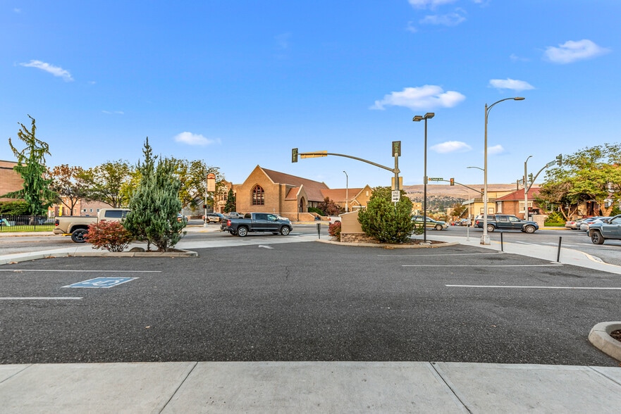 More Photos Of 10 N Chelan Ave, Wenatchee Veterinarian Kennel For Lease