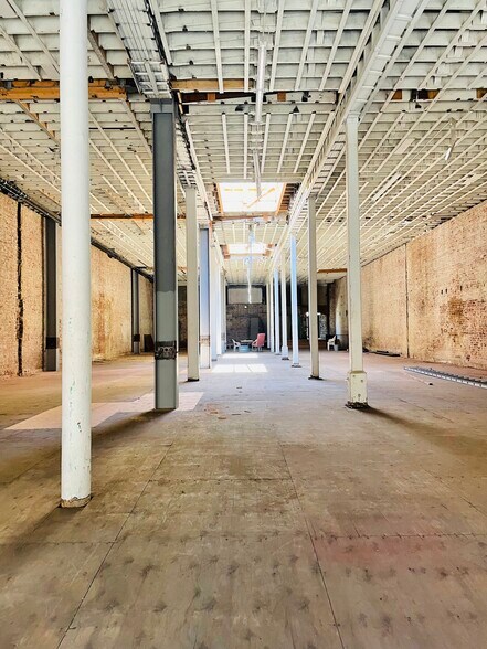 More Photos Of 327 S Broadway, Los Angeles Restaurant For Lease