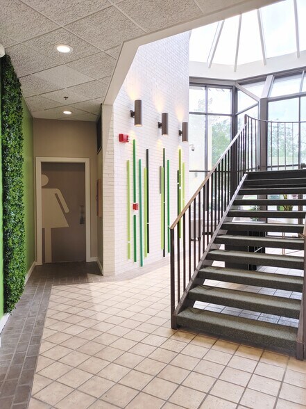 More Photos Of 9000 Cypress Green Dr, Jacksonville Office For Lease