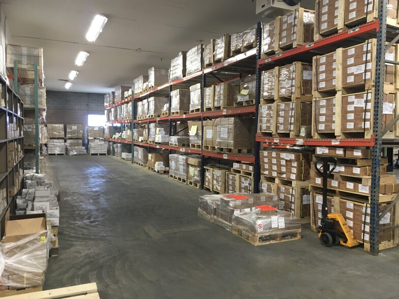 More Photos Of 1092-1112 N Meridian Rd, Youngstown Showroom For Lease