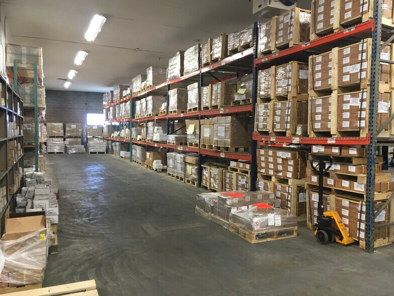 More Photos Of 1092-1112 N Meridian Rd, Youngstown Showroom For Lease
