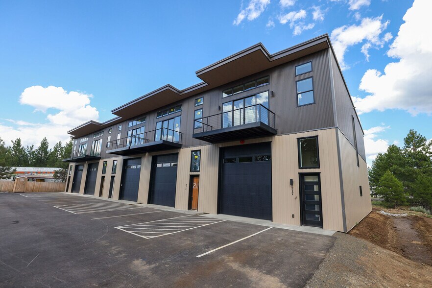 More Photos Of 217 Simmons St, Mccall Showroom For Sale