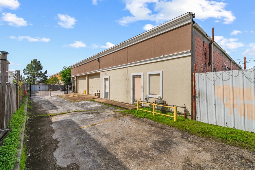 More Photos Of 4424 N Shepherd Dr, Houston Storefront For Lease