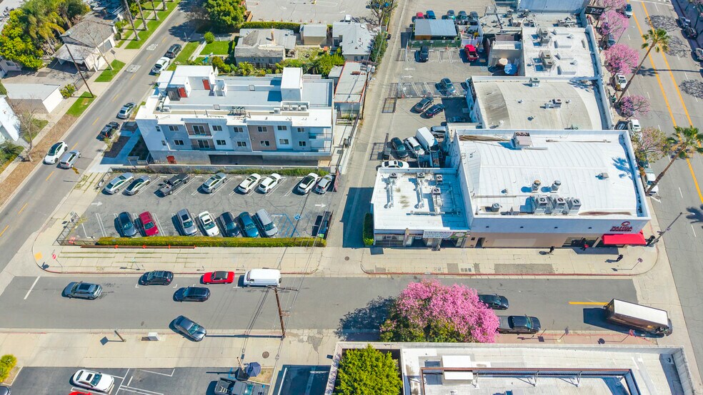 More Photos Of 14557 Ventura Blvd, Sherman Oaks Storefront For Lease