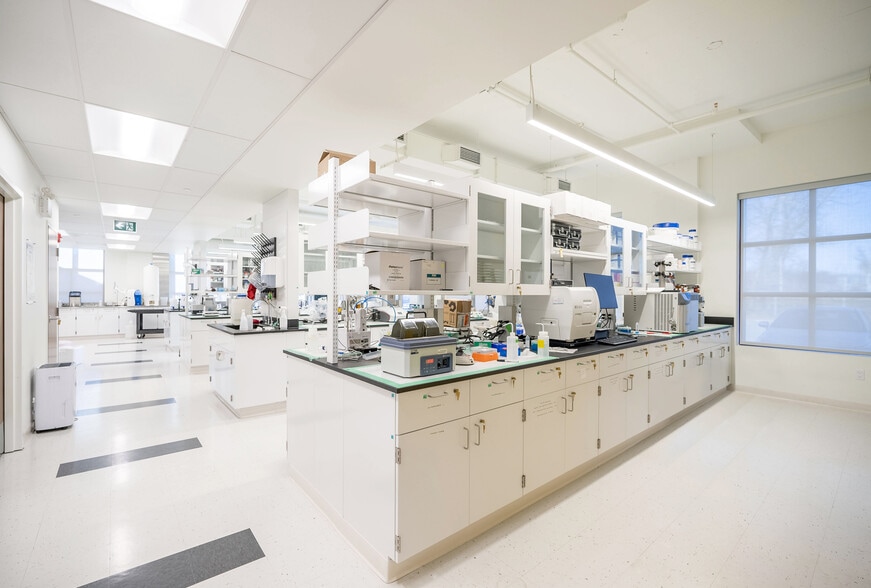 More Photos Of 275 Boul Armand-Frappier, Laval Office For Sale