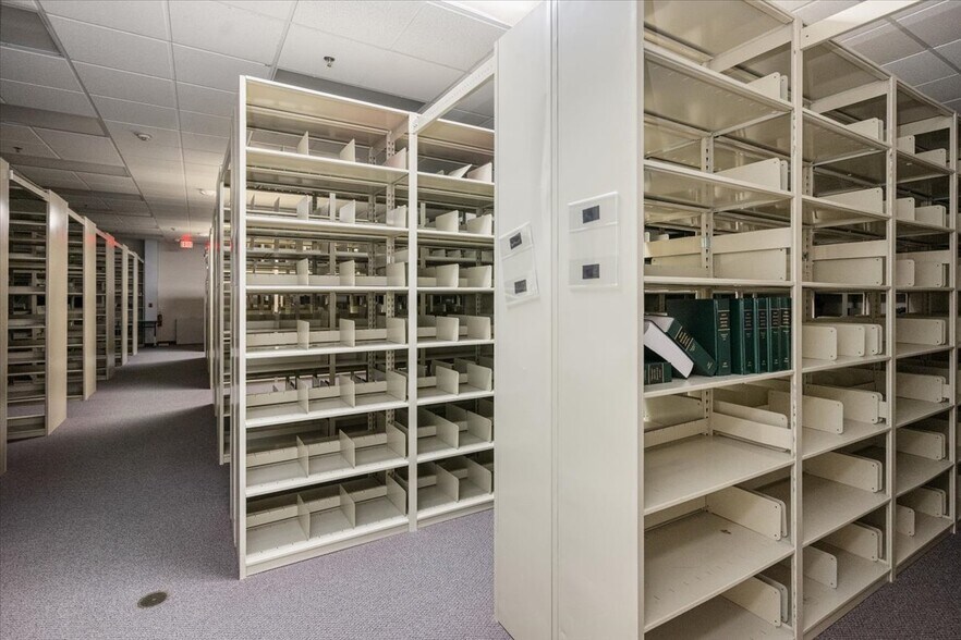 More Photos Of 7001 Jewel Lake Rd, Anchorage Office For Sale