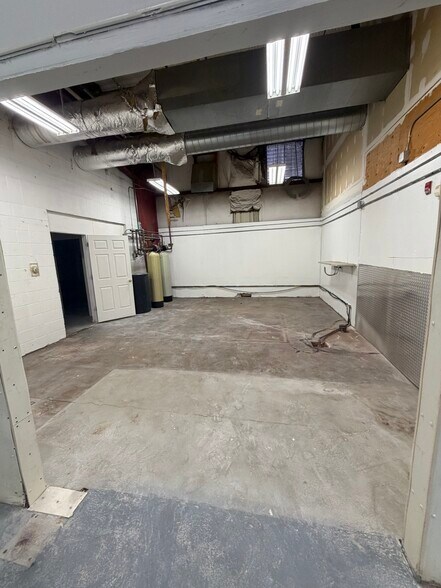 More Photos Of 150 E 400 N, Salem Manufacturing For Lease