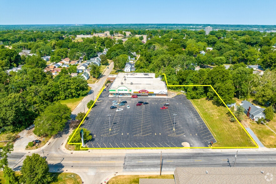 More Photos Of 2252 24th St, Rock Island Storefront For Lease