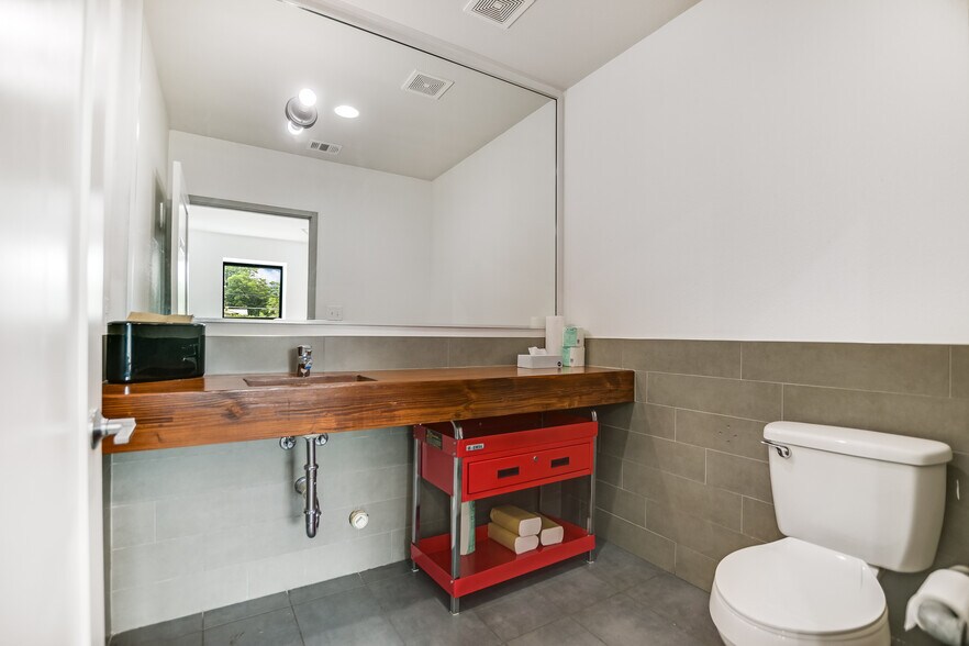 More Photos Of 3700 Thompson St, Austin Loft Creative Space For Lease