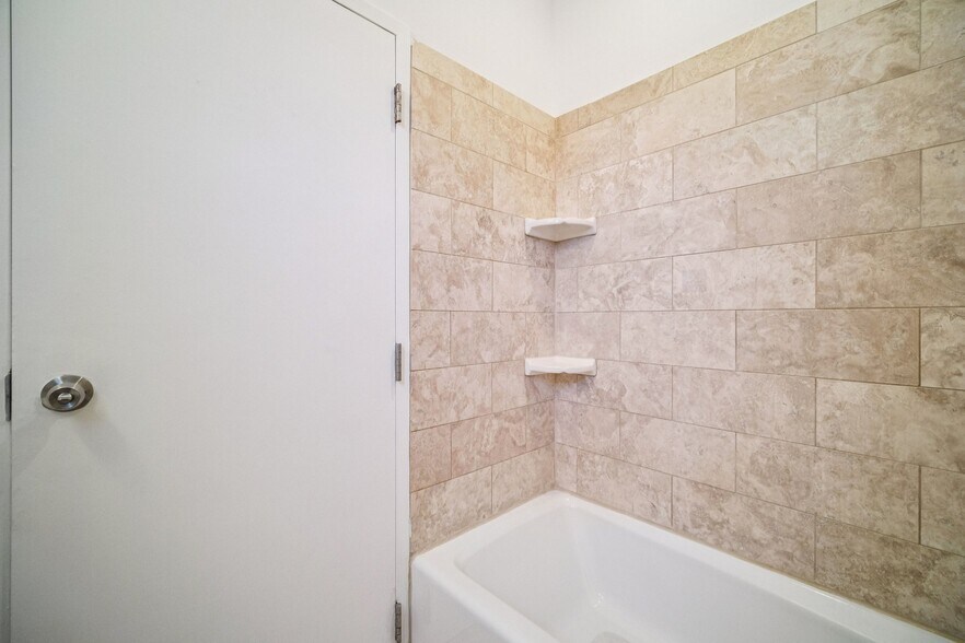 More Photos Of 717 N Highland Ave, Los Angeles Flex For Sale