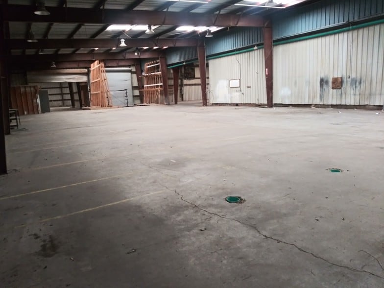 More Photos Of 5017 N Coolidge Dr, Tampa Warehouse For Sale