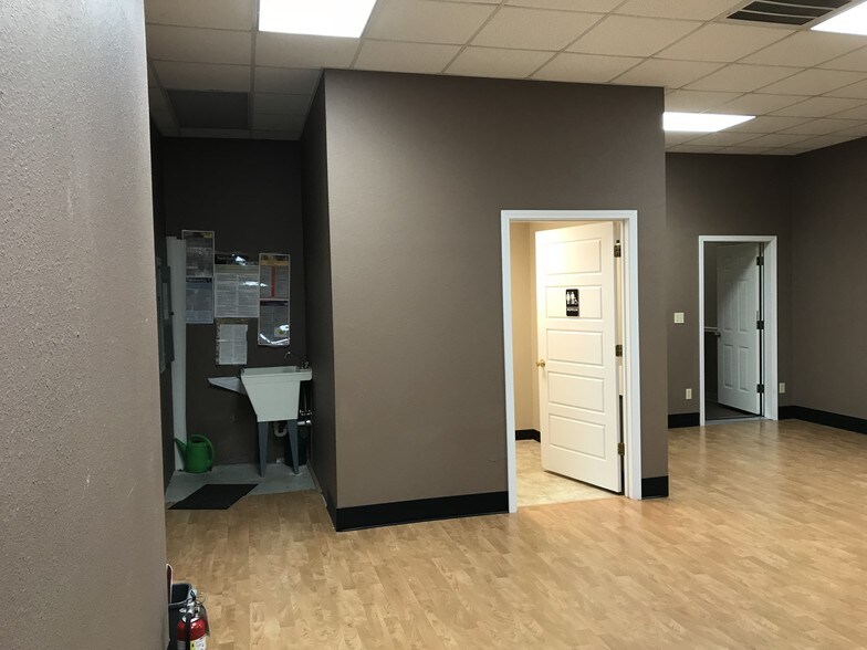 More Photos Of 1701-1715 W James River Rd, Ozark Office For Lease