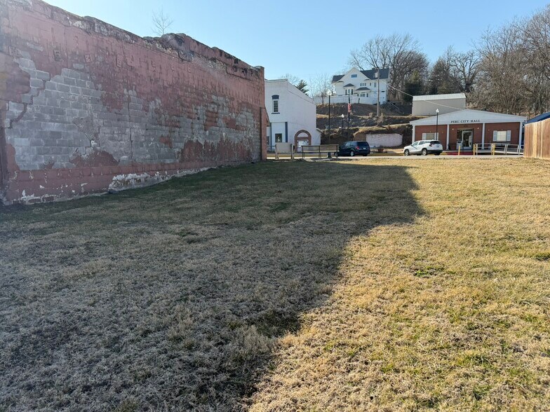 More Photos Of 623 5th St, Peru General Retail For Sale