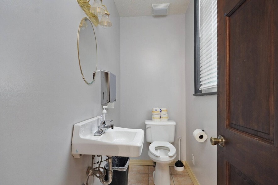 More Photos Of 2440 E Seminole St, Springfield Specialty For Sale