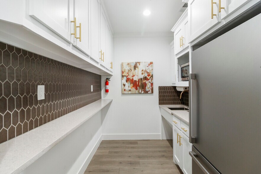 More Photos Of 2681 MacArthur Blvd, Lewisville Medical For Sale