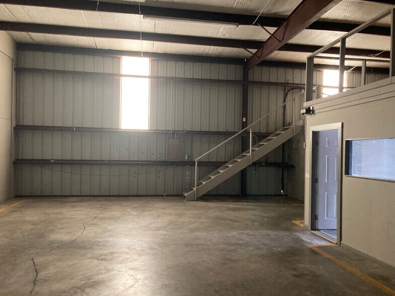 More Photos Of 204 Saul Dr, Scott Warehouse For Lease