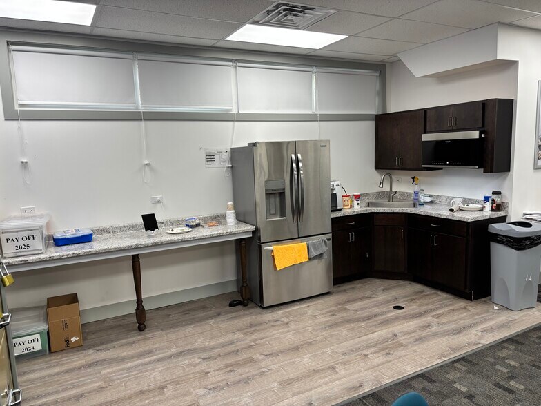 More Photos Of 3632-3652 N Cicero Ave, Chicago Showroom For Sale