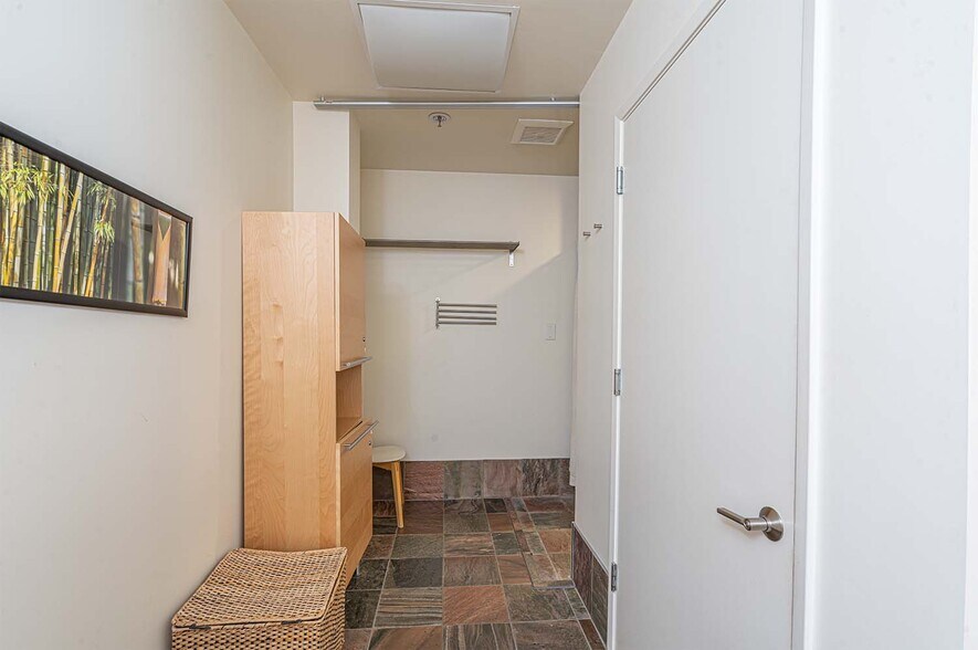 More Photos Of 8911 Lakewood Dr, Windsor Medical For Lease