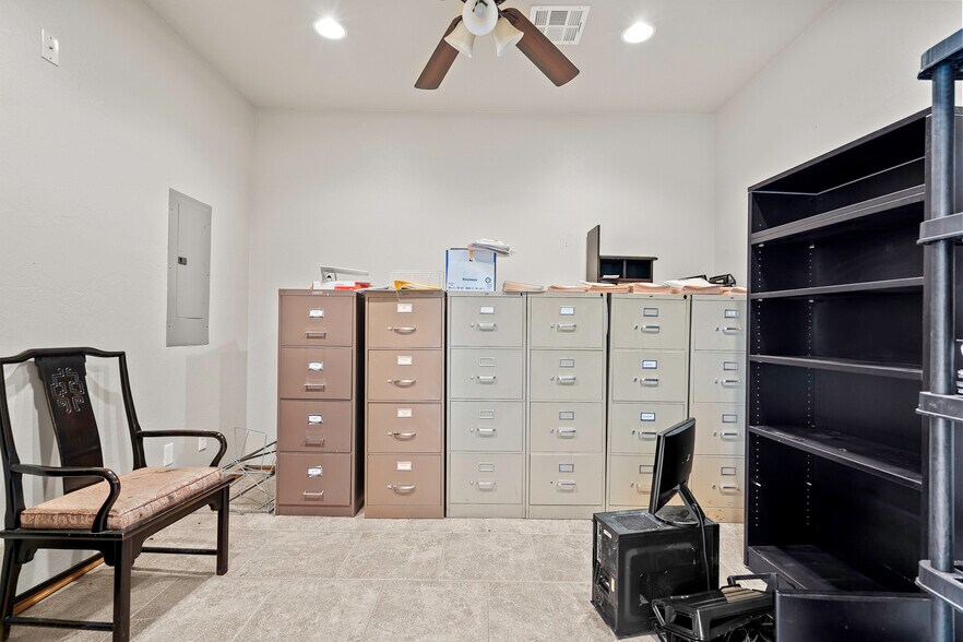 More Photos Of 10910 N County Road 3010, Lindsay Warehouse For Sale